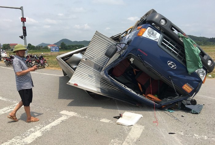 Mộng thấy xe tải bị lật